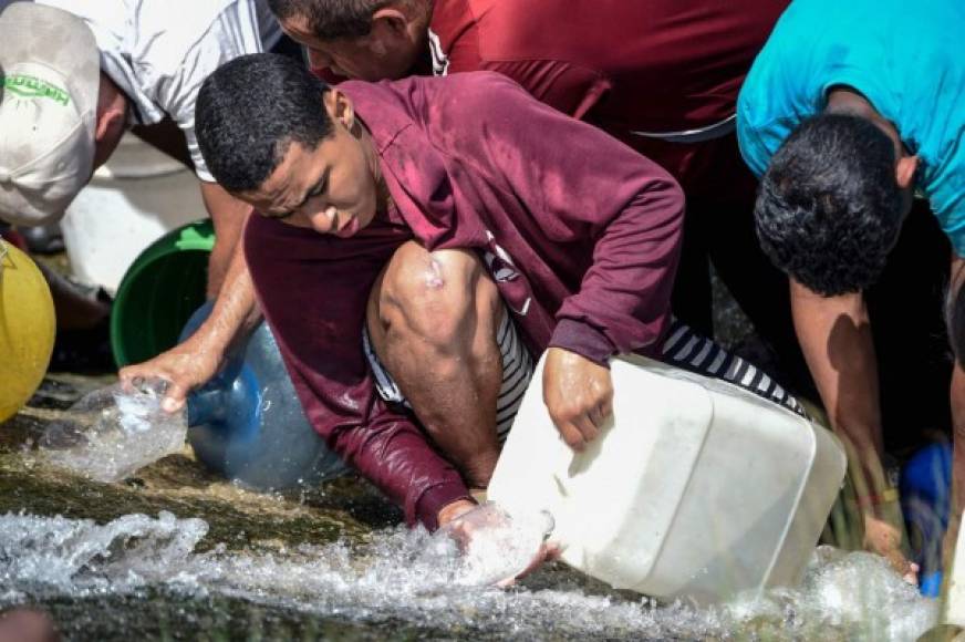 Ante la grave escasez de agua, el gobierno de Maduro asumió el control de manantiales en un parque y una reserva natural de Caracas para organizar el suministro de agua con camiones cisterna, en un intento por paliar la escasez causada por el apagón.