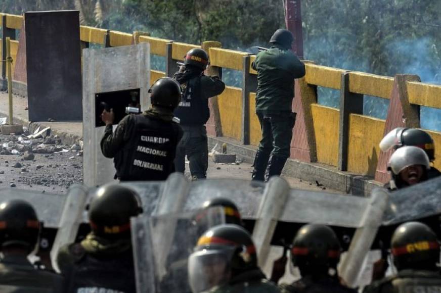 Militares de la Guardia Nacional lanzaron gases lacrimógenos para obligar a replegarse a manifestantes que exigían cruzar el puente que une las poblaciones de San Antonio (Venezuela) y Cúcuta (Colombia). La situación era tensa desde la mañana.