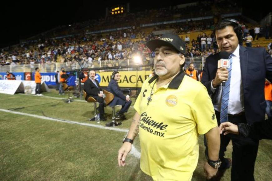 Maradona tuvo un cruce con un periodista de ESPN Deportes al final del partido. '¿Has callado bocas Diego?', le preguntó el crónista y Diego respondió: 'La tuya por ejemplo'.