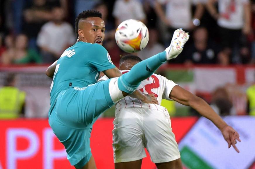 Éder Militao disputando el balón con Anthony Martial.