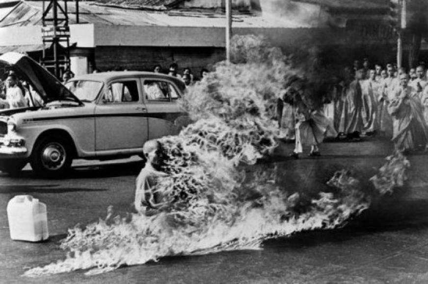 El 'Monje quemado'. Esta poderosa imagen ganó un premio Pulitzer. Muestra al monje Quang Duc al momento de inmolarse con fuego. El fotógrafo Malcolm Browne estaba destinado en Vietnam y seguía de cerca el movimiento budista. Su imagen recorrió el mundo.