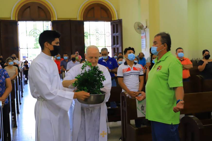 Monseñor Ángel Garachana oficia misa de Domingo de Resurrección en San Pedro Sula