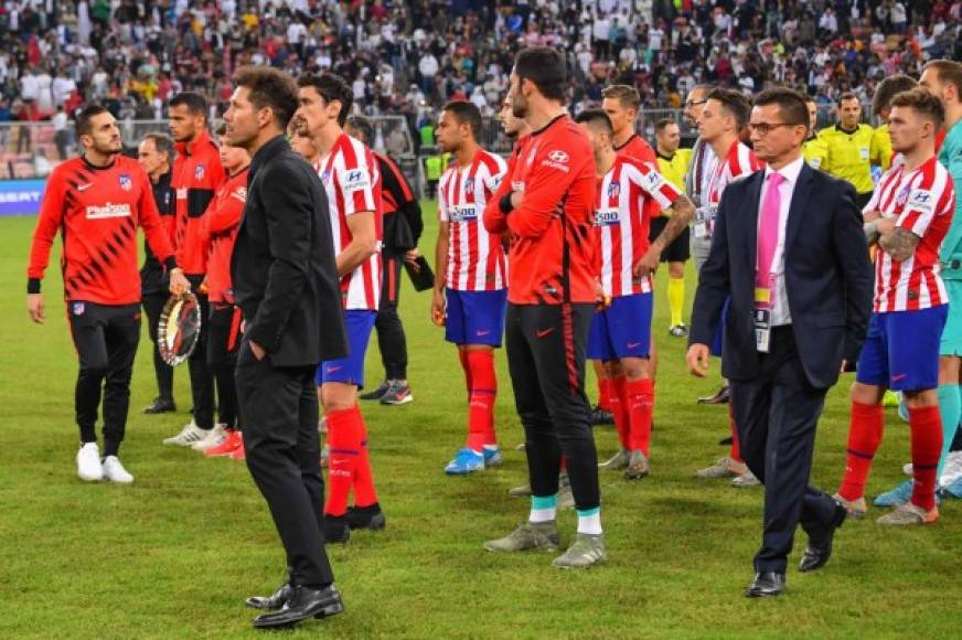 Diego Pablo Simeone también estuvo en el campo junto a sus jugadores observando la coronación del campeón Real Madrid.