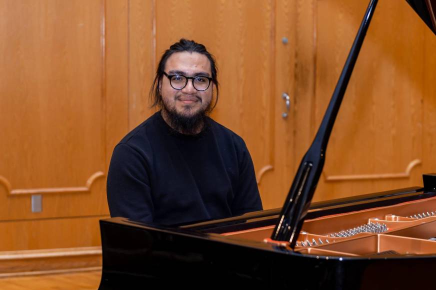Mario Gómez tiene 25 años, estudió música en la escuela Victoriano López. Llegó a Northwestern State University en septiembre de 2020, donde estudia Music Performance. Su instrumento principal es el piano y ha ganado varios concursos en la universidad.
