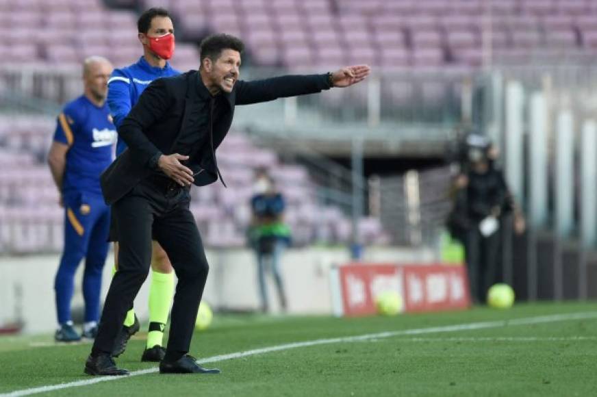 Diego Pablo 'Cholo' Simeone dando indicaciones a sus dirigidos. Hasta se metió al campo.