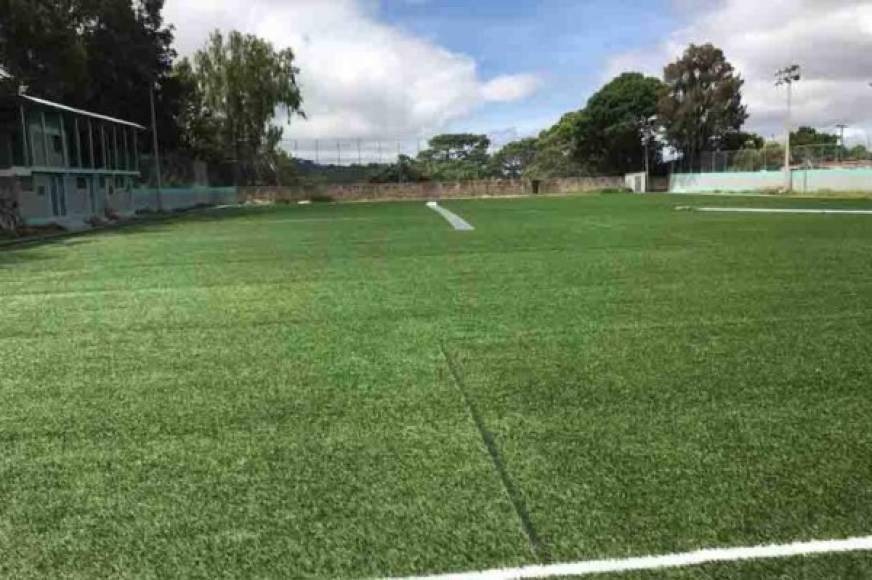 Este es el estadio Municipal 'Campo Estrella' de Santa Lucía, Francisco Morazán, el recinto ha quedado de lujo con el césped artificial.
