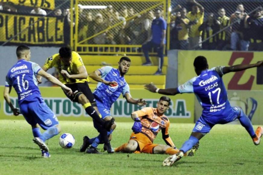 El momento del penal de Marcelo Pereira a Ángel Tejeda que el árbitro no pito. El defensa de Motagua le dio en el pie de apoyo al delantero del Real España y éste cayó al suelo.