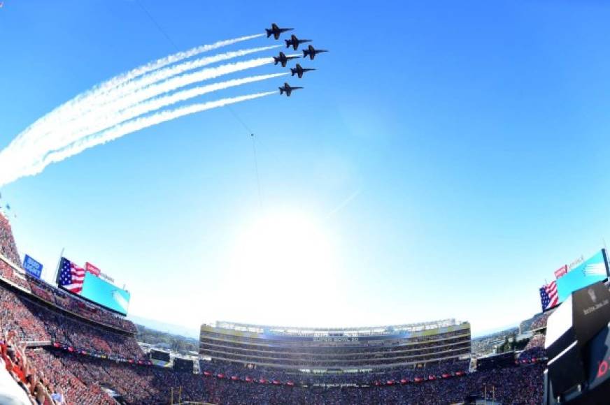 Los aviones de la Fuerza Aérea de Estados Unidos durante la presentación de Lady Gaga.