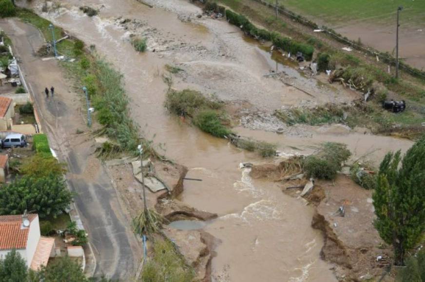 Las lluvias torrenciales causaron desperfectos en muchos tramos de carreteras y dejaron aisladas durante horas a decenas de localidades de Aude, donde 7,000 hogares quedaron privados de electricidad, además de otros 3,000 en el vecino departamento de Hérault, cuya capital es Montpellier.