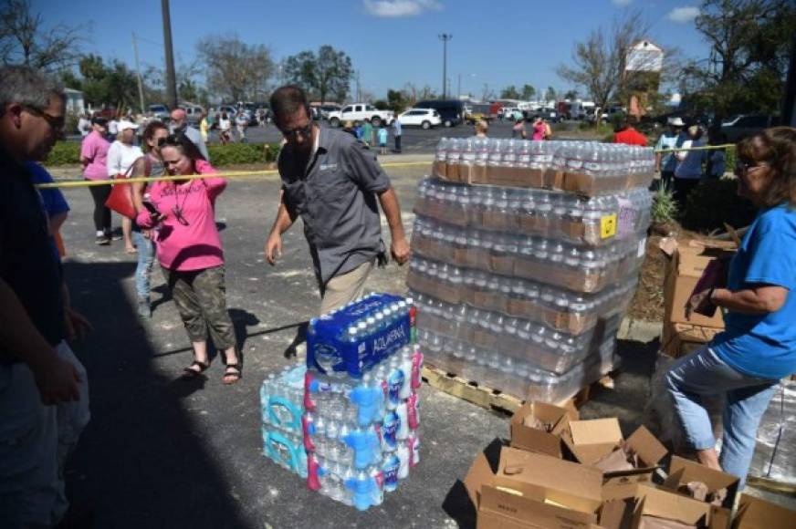 La iglesia bautista de St Andrew estableció un centro de distribución de raciones de alimentos, agua, toallas y hasta comida para perros, provenientes de todo el estado a través de la Organización Bautista de Ayuda para Desastres de la Florida.