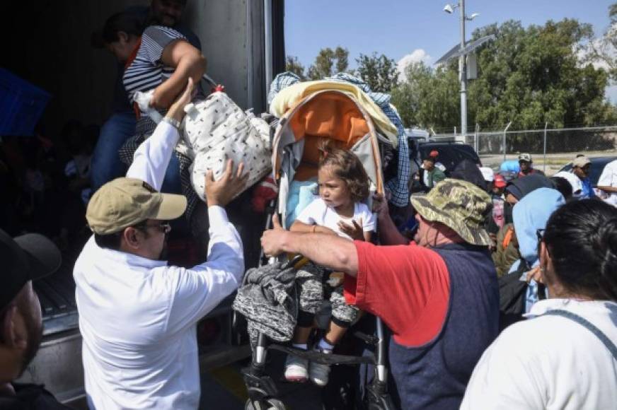 Con niños tomando biberón en brazos o carriolas y otros pequeños caminando en pijama, los fatigados centroamericanos continúan su trayecto hacia el Norte.
