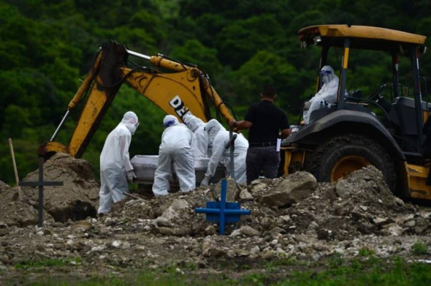 Día a día se registran varias muertos de personas confirmadas con COVID-19 y otras con sospechas de la enfermedad; para ambos casos el protocolo es el mismo: pocos familiares y el personal del cementerio con equipo de bioseguridad.