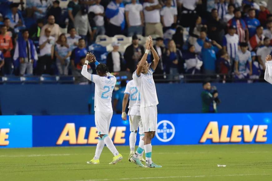 Los seleccionados hondureños agradecieron el apoyo de los aficionados catrachos en el Toyota Stadium de Dallas, Texas.