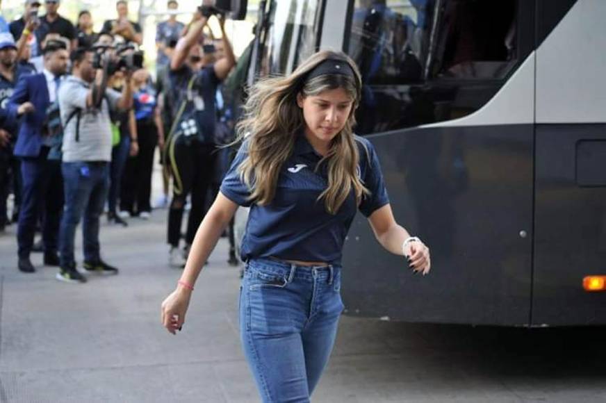 Una joven llegó en el autobús con el platel del Motagua al estadio Nacional Chelato Uclés.