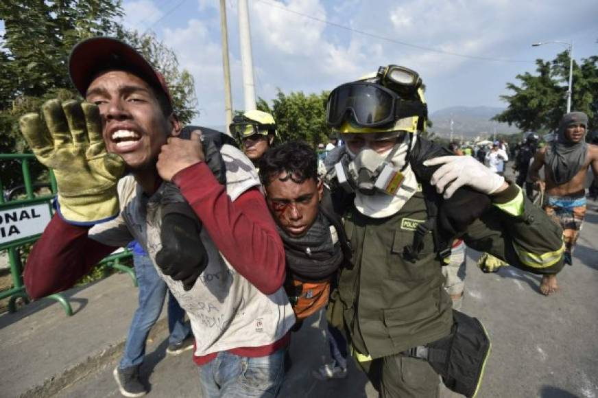 Decenas de personas resultaron heridas en los violentos choques de este lunes.