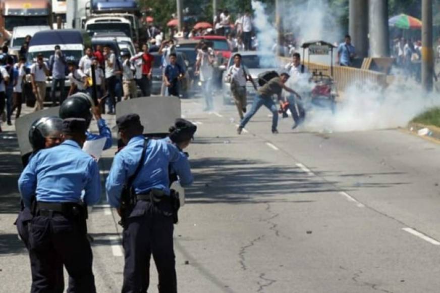 Policías y estudiantes de distintos colegios de San Pedro Sula se enfrentaron esta mañana.