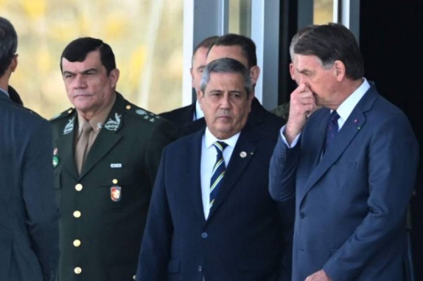 Junto a los comandantes del Ejército, la Marina, la Aeronáutica y algunos ministros, Bolsonaro observó el convoy de vehículos militares desde lo alto de la rampa del Palacio de Planalto, con vista al Congreso y la corte suprema.