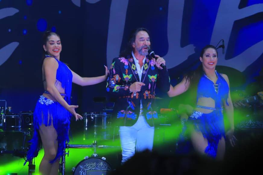 Luego de varias horas de espera y con miles de fans aclamando su nombre, Marco Antonio Solís salió al escenario del estadio Francisco Morazàn. (Fotos de Melvin Cubas)