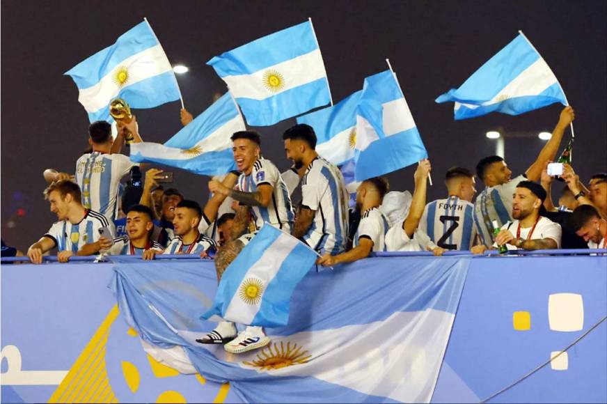 A la salida del estadio Lusail, los jugadores argentinos saludan a los simpatizantes con Enzo Fernández encabezando el festejo.