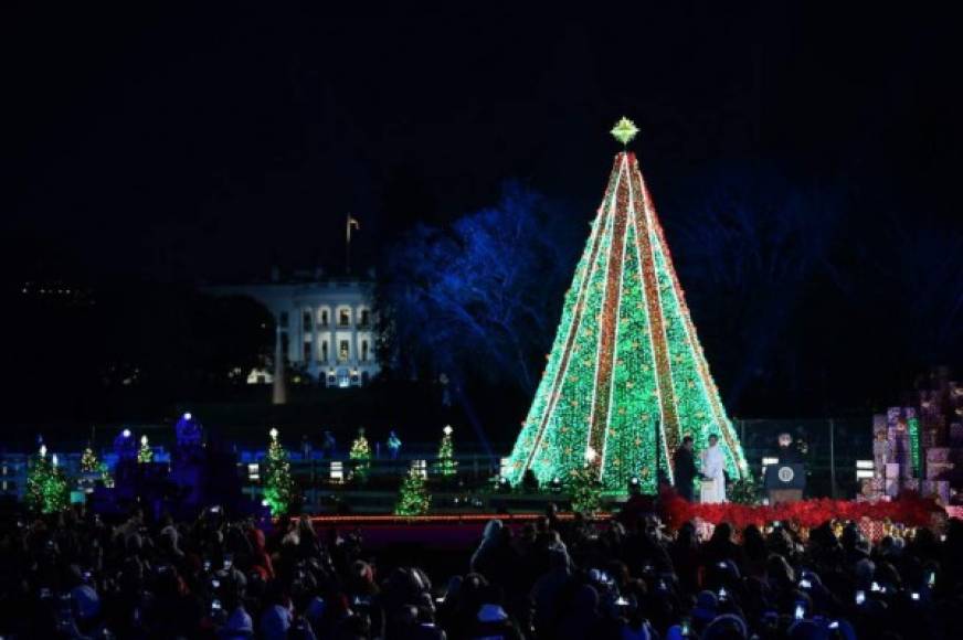 En Washington D.C., el presidente de Estados Unidos, Donald Trump, y la primera dama, Melania Trump, cumplieron el fin de semana pasado con la tradición anual de encender las luces del Árbol Nacional de Navidad, ubicado frente a la fachada sur de la Casa Blanca.