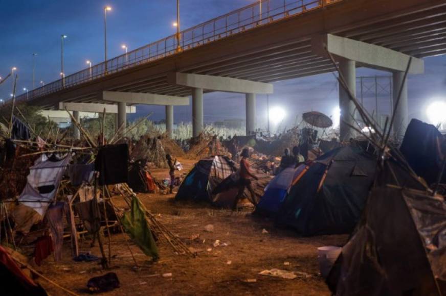 Las precarias condiciones del campamento de migrantes bajo un puente en Texas