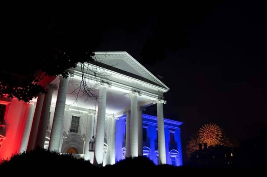 La Casa Blanca también fue iluminada con los colores de la bandera de los Estados Unidos.