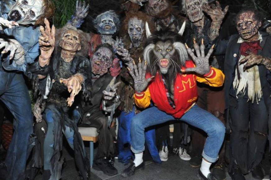 Una vez más Heidi Klum se convirtió en la reina de los disfraces de Halloween al personificar el video Thriller de Michael Jackson.