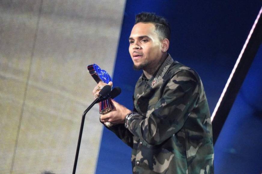 Chris Brown también recibió su premio.