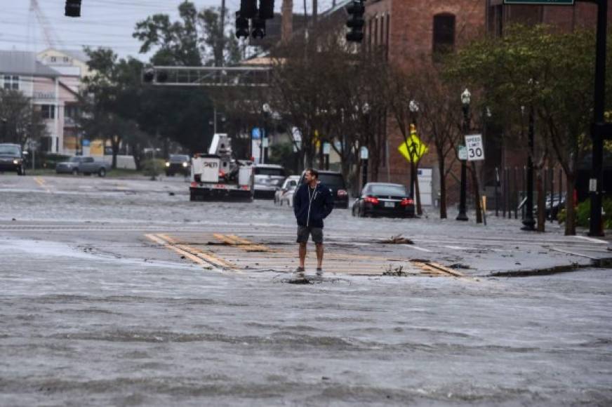 'Inundaciones catastróficas y amenazantes para las vidas están ocurriendo sobre sectores del noroeste de Florida y el sur de Alabama', indicó el Centro Nacional de Huracanes (NHC).