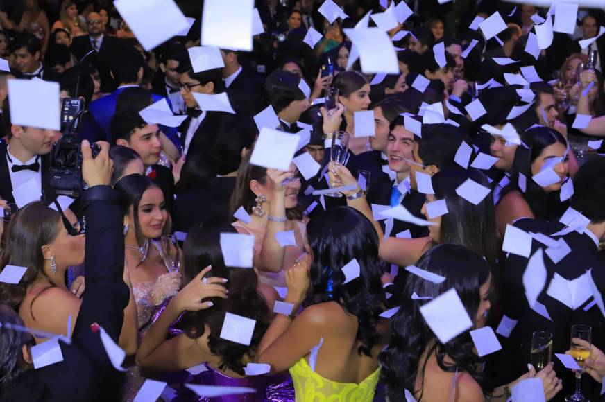 El festejo perduró toda la noche, con un brindis y el lanzamiento de confeti se plasmó la satisfacción de su logro académico.