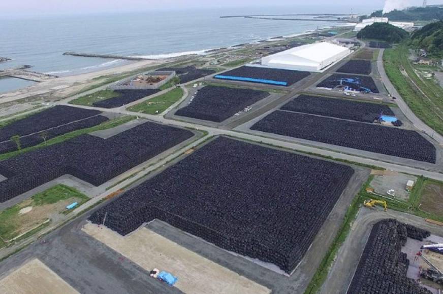 La vista desde un drone de miles de sacos con tierra contaminada por la radiación de Fukushima.
