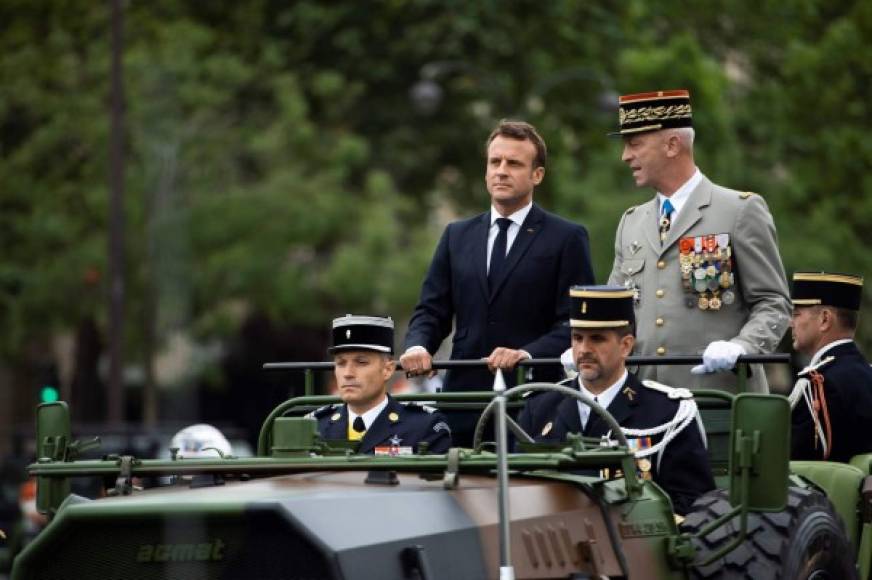 Macron, que celebra su tercer desfile de fiesta nacional desde su elección en mayo de 2017, bajó los Campos Elíseos de París a bordo de un vehículo de mando junto a su jefe de Estado Mayor.