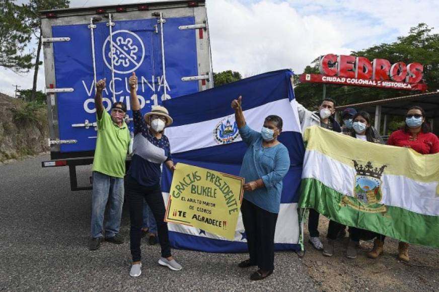 El recorrido de los alcaldes con las vacunas estuvo acompañado del abrazo de pobladores que alabaron la gestión. En imágenes, oriundos de Cedros reciben al alcalde David Castro, en su llegada con las dosis de vacunas de AstraZeneca donadas por El Salvador.