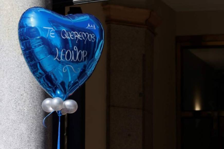 Los ciudadanos que estaban fuera del Instituto Cervantes dieron muestras de apoyo y cariño a la jovencita, como este detalle de un globo en honor a la princesa Leonor.