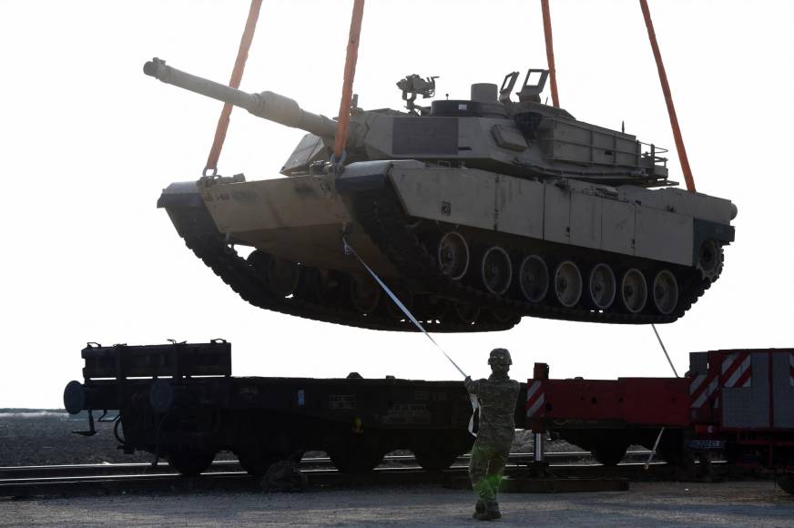La subsecretaria de Prensa del Departamento de Defensa de EEUU, Sabrina Singh, explicó que Abrams “es un tanque que requiere de combustible para aviones, mientras que los Leopard y los Challenger (estos últimos tanques británicos que van a enviarse a Ucrania) tienen un motor diferente, necesitan diésel, son un poco más fáciles de mantener”.