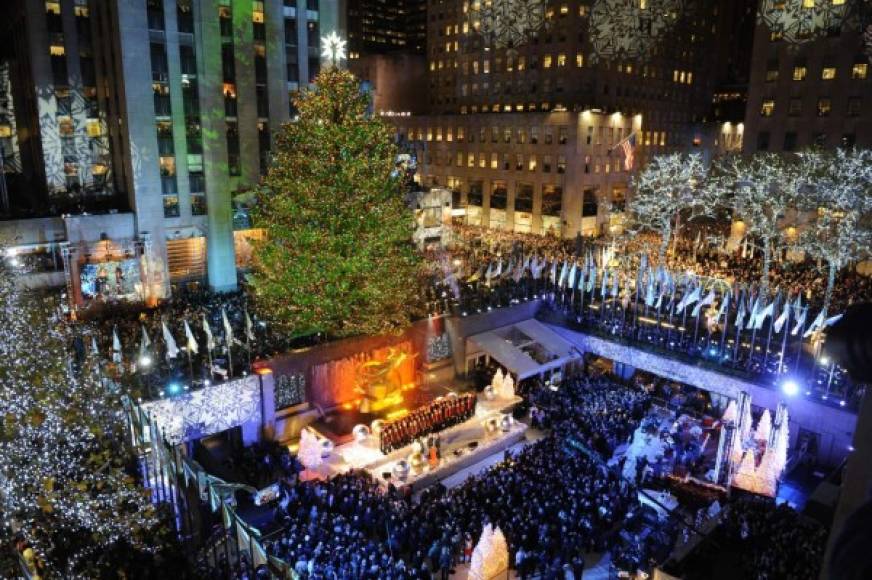 Estados Unidos. Nueva York se ilumina para recibir la Navidad, especialmente el centro de Manhattan, con sus enormes árboles de Navidad del Rockefeller Center, el de Chanel Garden y sus espectáculos navideños del gran teatro neoyorquino Radio City Music Hall, y de todo Broadway.<br/>