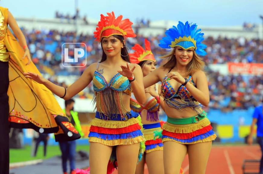 Las bellas bailarinas lucieron sexys trajes en la pista del Olímpico.