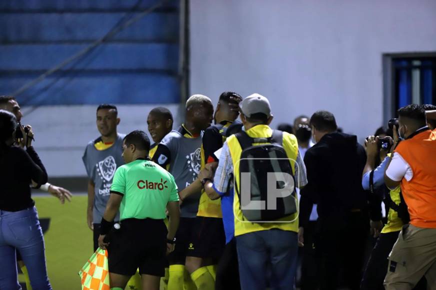 Kevin Álvarez felicitando a Ramiro Rocca por su gol.