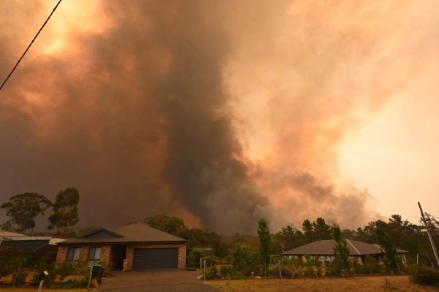 Sídney, la ciudad más grande del estado y del país con 5,2 millones de habitantes, está envuelta en el humo de los incendios que arden al norte, al sur y al oeste. Algunos a tan sólo unos 130 km de la ciudad.