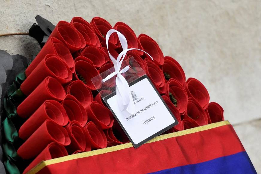 El príncipe Carlos colocó una guirnalda en nombre de Su Majestad como tributo a los caídos.