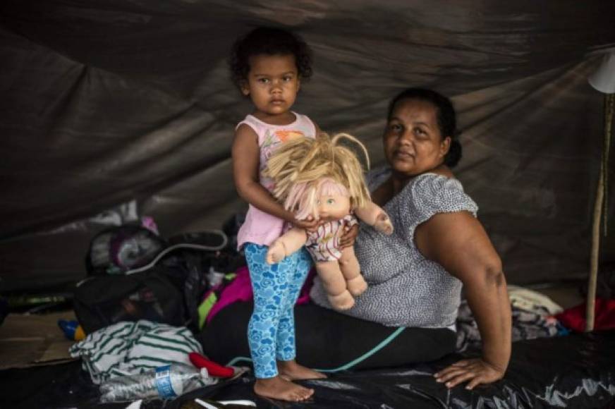 La agencia de noticias AFP publicó algunos de los rostros de los migrantes que integran la caravana de más de 7,000 personas, entre estas, la hondureña María Elena Torres y su hija Génesis Samari.