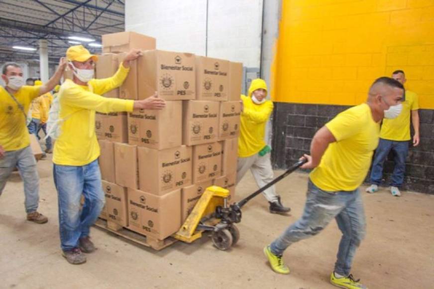 La comisionada presidencial jefa del gabinete de ministros, Carolina Recinos, declaró en una rueda de prensa que se han enviado '30.000 paquetes alimentarios hacia Guatemala, igual (cantidad) para Honduras'.