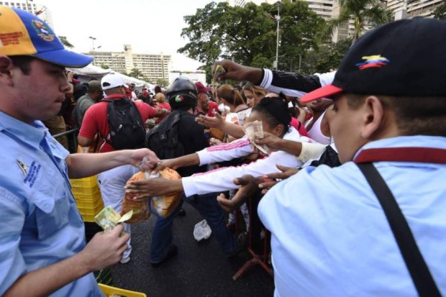 El mercado popular organizado por Maduro acabó desatando el caos en una de las principales avenidas de la capital venezolana.