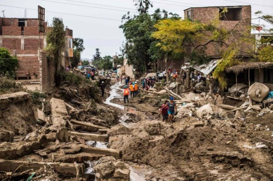 El último informe del Centro de Operaciones de Emergencia Nacional (CEO) del ministerio de Defensa, reporta 75 muertos desde enero a la fecha producto de las inundaciones. Se registran también 99.475 damnificados -es decir, que lo perdieron todo- y 626.928 afectados -que sufrieron daños menores-.