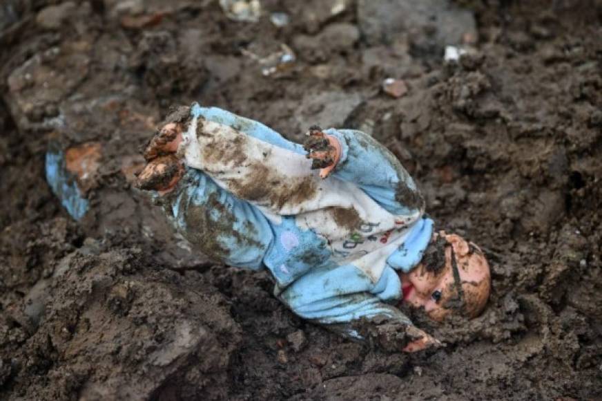 Se vio una muñeca en el lodo después del deslizamiento de tierra en Rosas, departamento de Valle del Cauca, en el sudoeste de Colombia, el 21 de abril de 2019. - Al menos 14 personas murieron y otras cinco resultaron heridas por un alud que sepultó ocho casas el domingo en el suroeste de Colombia, dijeron las autoridades.