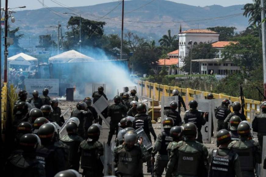 Los manifestantes opositores exigen a los militares reabrir el paso fronterizo entre Colombia y Venezuela para ingresar la ayuda humanitaria enviada por EEUU.