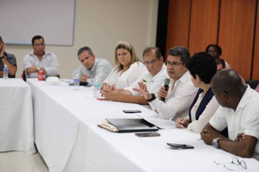El presidente Juan Orlando Hernández aprovechó para reunirse con las autoridades municipales de la zona atlántica.