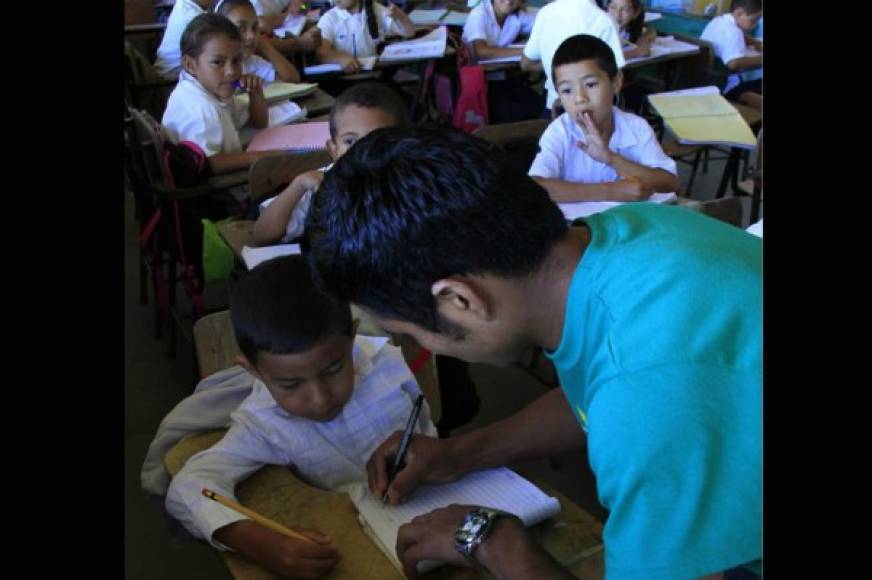 Un alumno de la escuela Luces del Merendón presta atención a la enseñanza del maestro.