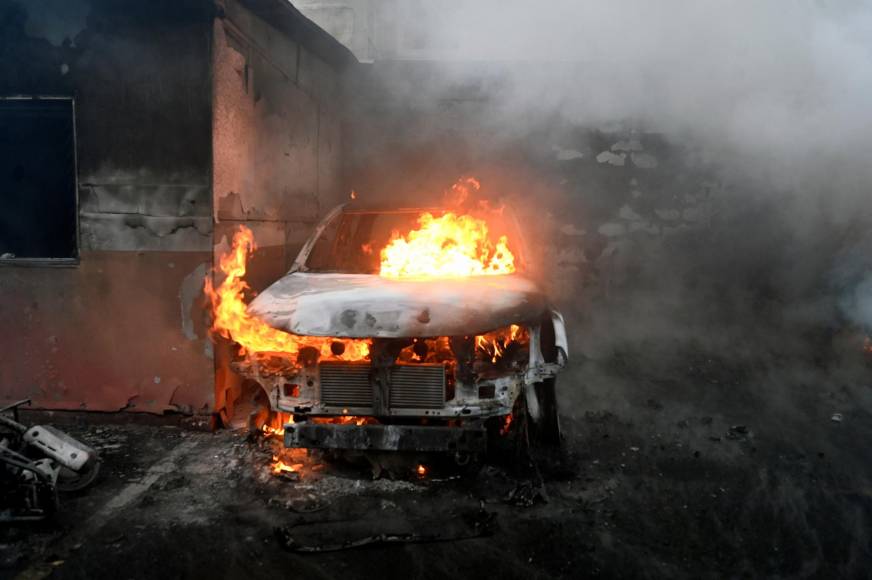 La televisión local transmitió en vivo imágenes del fuego y columnas de humo que salían de los coches.