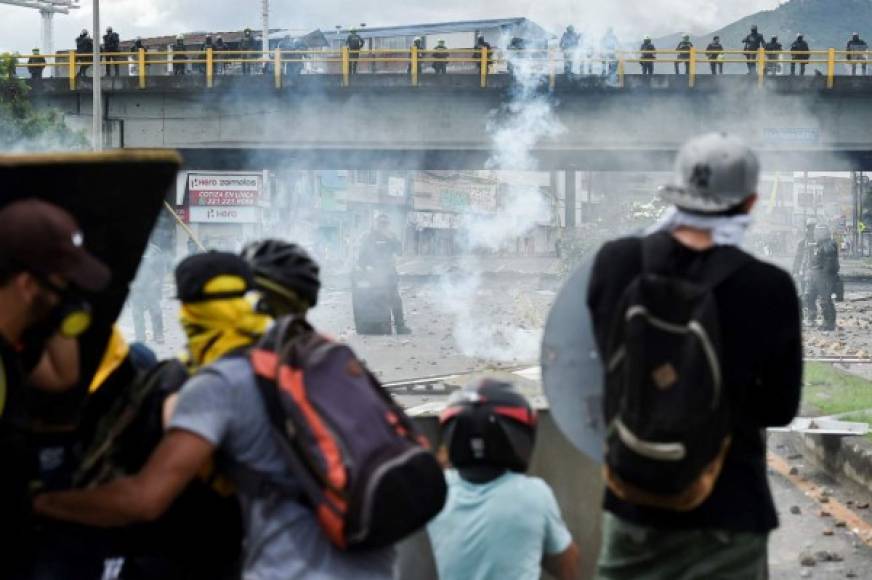 Al menos 72 civiles y 19 policías fueron heridos en la asonada de anoche en Bogotá, en la que vándalos atacaron al menos 23 estaciones de policía, una de las cuales fue incendiada con diez agentes dentro, en vísperas de un nuevo 'paro nacional' contra el Gobierno del presidente colombiano, Iván Duque.